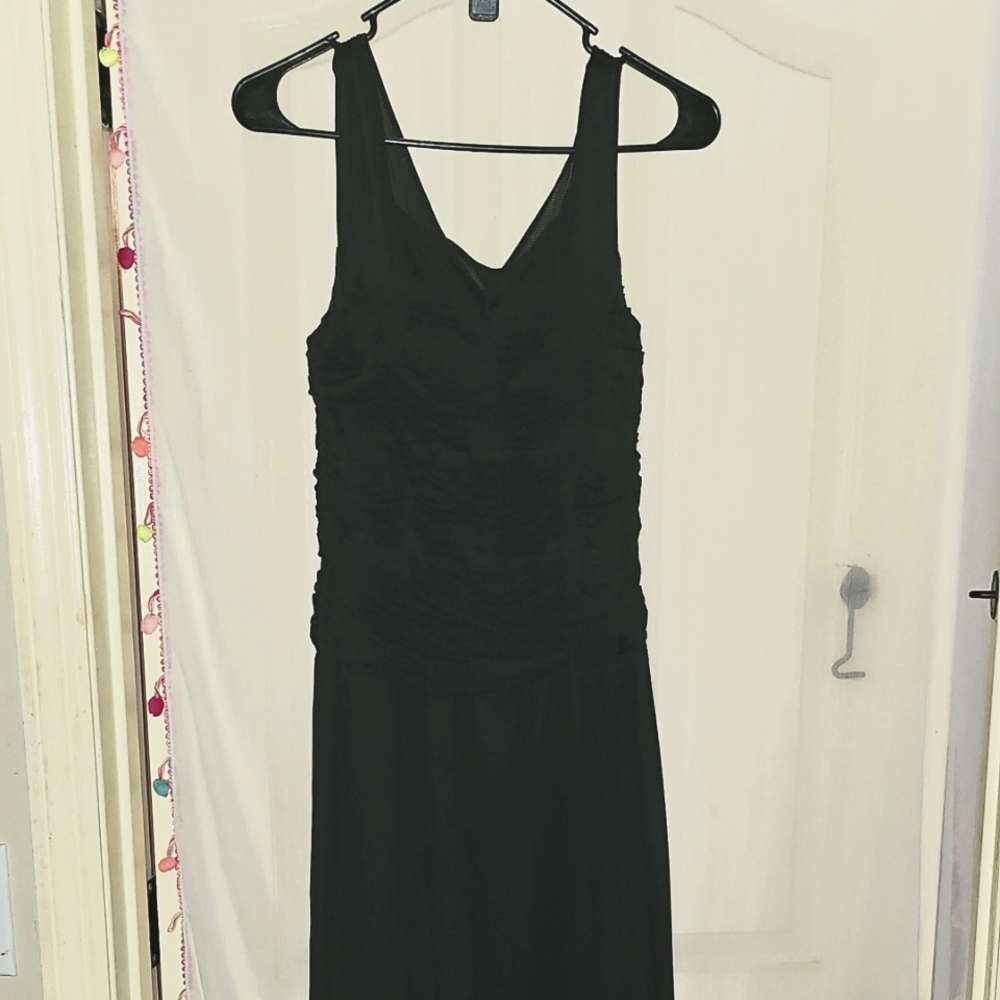 NWOT Signature by Sangria Black Sleeveless V-Neck Sheath Dress